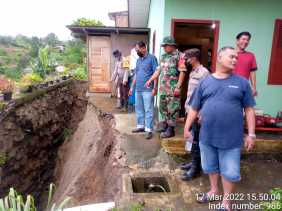 Akibat Hujan Deras 5 Rumah Warga Desa Gongsol Tertimbun Material Longsor