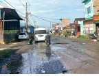 Jalan Udara Hingga Desa Semangat Kecamatan Merdeka Hancur Lebur, Diduga Drenase Tak Berfungsi
