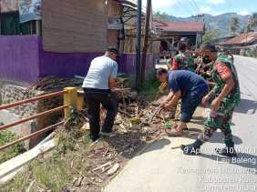 Babinsa Koramil 09/LB Lakukan Gotong Royong Pembersihan Sepanjang Jalan Desa