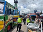 Kasat Lantas Polres Tanah Karo AKP Rabiah Adawiyah Hasibuan Tindak Tegas Angkutan Yang Membawa Penumpang Di Atap