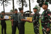 Dandim 0205/TK Letkol Inf Ahmad Afriyan Rangkuti Serahkan Bingkisan Lebaran Kepada Prajurit dan PNS TNI