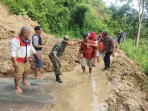 Bentuk Kebersamaan, Babinsa Koramil 07/JH dan Polsek Juhar Terlihat Kompak Bersihkan Material Longsor