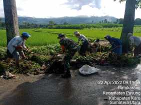 Babinsa Koramil 05/PY Gotong Royong Bersihkan Drainase