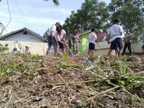 Indah dan Bersih, Babinsa bersama Siswa/i SMPN 1 Simpang Empat Bersihkan  Lapangan Sekolah