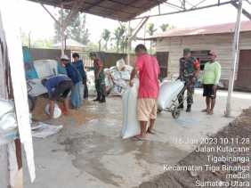 Babinsa Koramil 08/TB Jajaran Kodim 0205/TK Dampingi Penggilingan Jagung