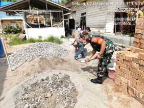 Di Tengah Kesibukan, Babinsa Bantu Warga Renovasi Balai Desa Singgamanik