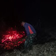 Terjadi Kebakaran Hutan Bambu , Babinsa Koramil 03/Berastagi ajak Warga Padamkan Api Secara Manual