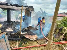 Rumah Panggung Di Desa Seberaya Habis Dilalap Sijago Merah