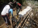 Babinsa Koramil 06/MT Kodim 0205/TK Bantu Warga Perbaiki Tanggul Jebol Akibat Dihantam Banjir