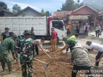 Babinsa Koramil 05/Payung Bersama Warga Gotong Royong Timbun Jalan Berlubang di Desa Perbaji