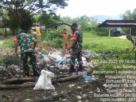 Babinsa Koramil 09/LB Himbau Warga Agar Tidak Membuang Sampah Sembarangan