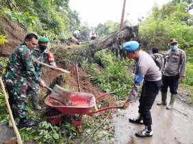 Tutup Akses Jalan Koramil 04/SE dan Polsek Simpang Empat Bersihkan Tanah Longsor