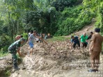 Gerak Cepat, Babinsa Koramil 07/Juhar Bantu Warga Bersihkan Jalan Akibat Tanah Longsor