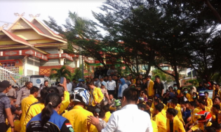 Giliran Ratusan Mahasiswa UNILAK di DPRD Riau, Ini Tuntutannya...   