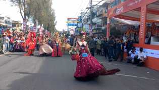 Pengunjung Pesta Bunga dan Buah Penuhi Kota Berastagi Saat Menyaksikan Pawai Karnaval
