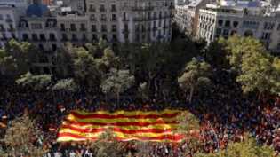 Ratusan Ribu Orang Pawai Persatuan Spanyol di Barcelona