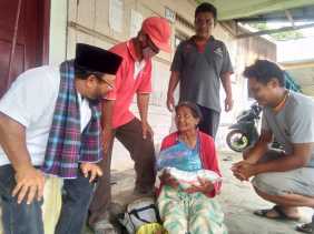 Relawan Batukarang Ermediate Salurkan Bantuan Sembako dari Suku Karo di Benua Erofah ke Lansia