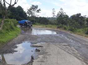 Kondisi Jalan Propinsi di Desa Sukajulu - Sukanalu Rusak dan Berlubang, Rajes: Mirip 'Kolam Ikan'