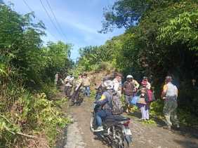 Akibat Curah Hujan Deras  , TNI - Polri Bersihkan Material Longsor di Desa Torong