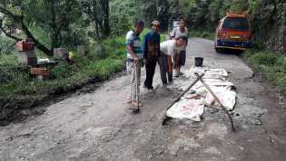 Dana Swadaya, Warga Tambal Jalan yang Rusak Parah di Desa Cintarayat