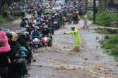 Jalan Jamin Ginting Dilanda Banjir , Arus Mudik Macet Total , Polres Tanah Karo Menghimbau Supaya Tetap Waspada dan Hati Hati