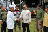 Usai Sholat Idul Adha, Dandim 0205/TK Letkol Inf Ahmad Afriyan Rangkuti Serahkan Hewan Kurban