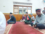 Seusai Melaksanakan Sholat Tarawih, Sertu Mahadi Babinsa Koramil 03/BT Komsos Dengan Masyarakat