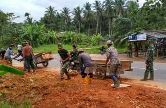Harmonis: Kegiatan TNI-MMD bersama Warga Meratakan Tanah Timbun di Desa Parit Aman