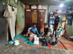 Wujud Kepedulian Warga Binaan Yang Sedang Sakit, Danramil 01/BJ Didampingi Babinsa Berikan Bantuan Sembako