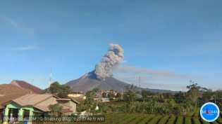 Minggu Pagi, Gunung Sinabung Semburkan Abu Vulkanik dan Awan Panas Arah ke Tenggara  