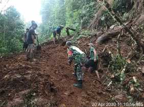 Babinsa Koramil 04/SE - Warga Gotong Royong Bersihkan Material Longsor di Semangat Gunung