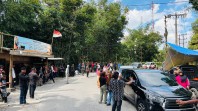 Kecewa Terhadap Keputusan Dinas Pariwisata, Emak-Emak Desa Daulu Turun Ke Jalan Untuk Melakukan Pengutipan Retribusi Air Panas