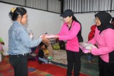 Kapolres Karo Bersama Bhayangkari, Salurkan Bantuan Bhayangkari Peduli Kepada Warga Pengungsi Sinabung