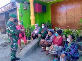 Babinsa Koramil 04/SE Dampingi Lansia Desa Semangat saat melaksanakan Vaksinasi Covid-19