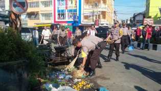 Waka Polres Karo Pimpin Gotong Royong Bersihkan Mapolres dan Pasar Kabanjahe