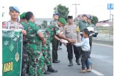 Sinergitas TNI-Polri Kompak Bagikan Takjil di Depan Makodim 0205/TK