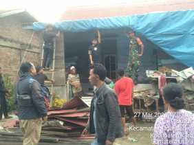 Babinsa Koramil 05 / Payung Terjun Langsung Bantu Warga Dampak Puting Beliung di Desa Susuk