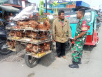 Jelang Lebaran, Danramil 05/Payung Letda Inf Sahnan Tambunan Terjunkan Babinsa Pantau Harga dan Ketersedian Bahan Pokok di Pasar Tradisional