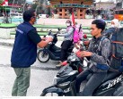 Anggota DPRD Karo Romanus Ginting Bagikan Masker & Air Mineral ke Masyarakat Terdampak Erupsi Gunung Sinabung