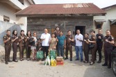 Sambut HUT Persaja Ke 74, Kejaksaan Negeri Karo Beri Bantuan Kepada Anak Yang Ditelantarkan Orang Tuanya