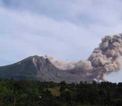 Gunung Sinabung Kembali Muntahkan Awan Panas Guguran Setinggi 2000 Meter ke Arah Timur - Tenggara