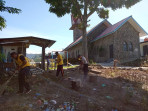 Sambut HUT Bhayangkara Ke 77, Polsek Payung Bersihkan Rumah Ibadah di Kecamatan Tiganderket dan Payung