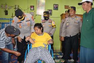 Sambut Hari Bhayangkara, Kapolres AKBP Ronny Nicolas Berikan Kursi Roda Kepada Penyandang Disabilita