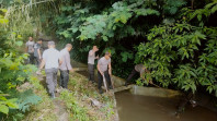 Antisipasi Banjir, Personel Polsek Simpang Empat Bersihkan Sampah di Aliran Sungai Desa Torong