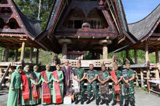 Setelah Membuka TMMD di Kabupaten Karo , Danrem 023/KS Kunjungi Desa Wisata Siallagan