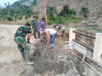 Babinsa Koramil 09/Laubaleng dan Warga Bersatu Perbaiki Jalan Rusak Akibat Hujan Deras