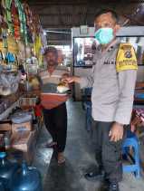 Personil Bhabinkamtibmas Polres Karo Cek Ketersedian Minyak Goreng di Kec. Kabanjahe.
