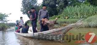 Begini Tradisi Pembuangan Nazar ke Sungai Subayang di Padang Sawah