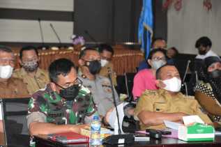 Danrem 023/KS Kolonel Inf Febriel B Sikumbang Ikuti Rapat Koordinasi Evaluasi Penanganan Covid-19