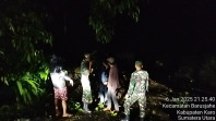 Cek Kondisi Jalan Longsor Di Wilayah Binaan, Babinsa Koramil 01/Barusjahe Ingatkan Warga Berhati-Hati Saat Melintas